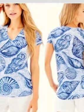 LILLY PULITZER  Blue and White Shell-Print V-Neck Tee 1469 P2P 20 SMALL